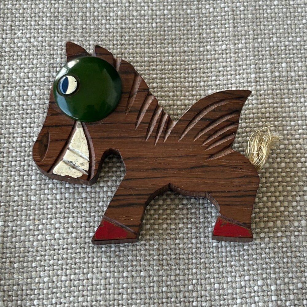 VTG Wooden Horse Pin Brooch w/BAKELITE Green Eye & Red Hooves Flying Pegasus FUN